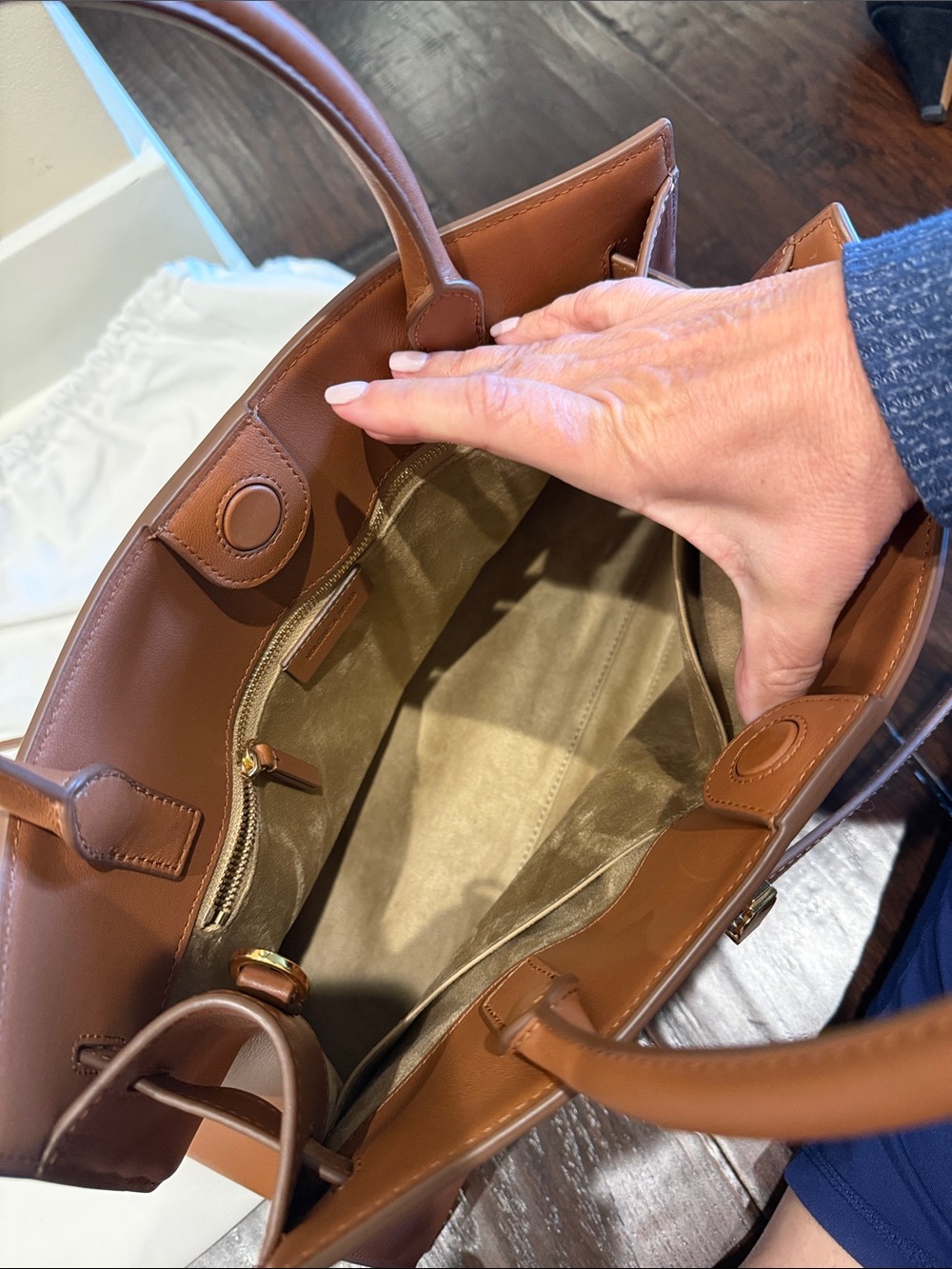 Veronica Beard large dash bag in hazelwood with crossbody strap and care bag - Picture 10 of 13